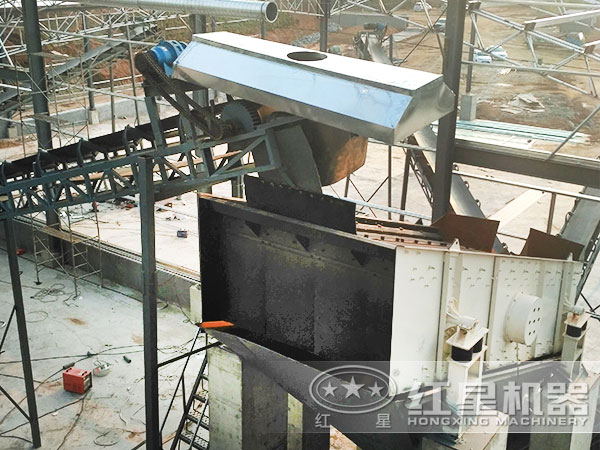 湖南某豆石破碎加工現(xiàn)場：帶振動(dòng)篩、輸送帶