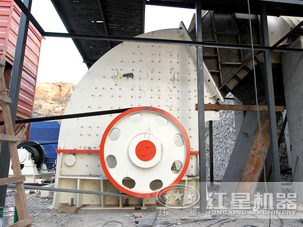 重錘式粉碎機(jī)作業(yè)現(xiàn)場，環(huán)保少污染