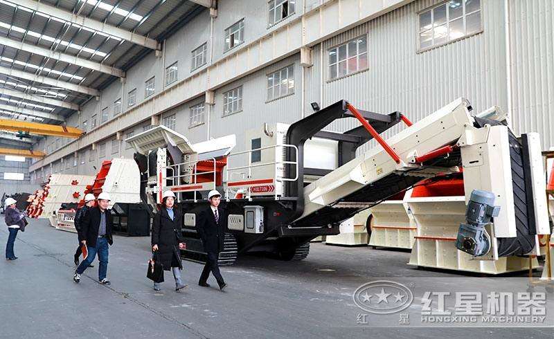 履帶車(chē)載移動(dòng)砸石機(jī)，靈活行走