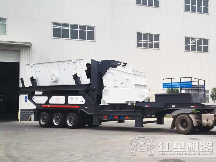 反擊破移動(dòng)破碎機(jī)、二段破碎粒度均勻，產(chǎn)量高