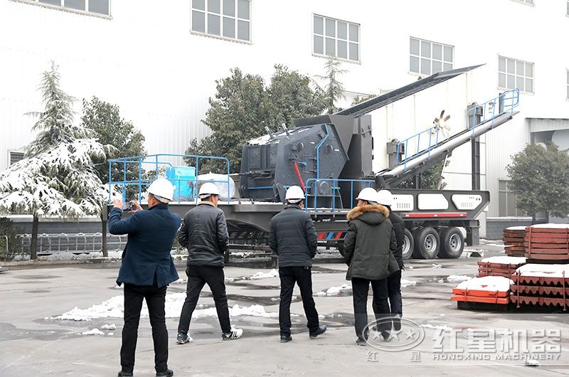 車載流動碎石機廠家價格實惠，客戶現(xiàn)場參觀