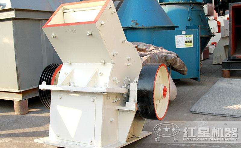 小型錘式破碎機(jī)，體積小，易移動(dòng)