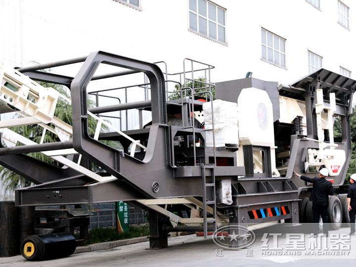 輪胎移動(dòng)破碎站配鄂式破碎機(jī)，時(shí)產(chǎn)50-500t/h
