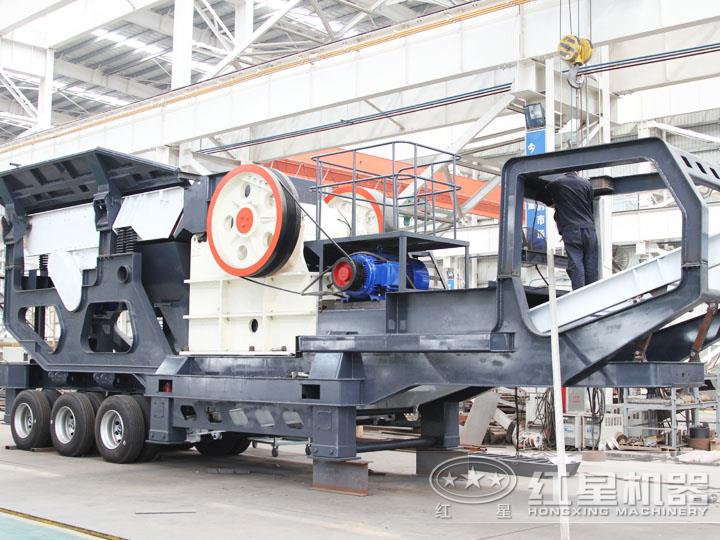 小型移動(dòng)顎式破碎車(chē)集給料、破碎、傳輸為一體