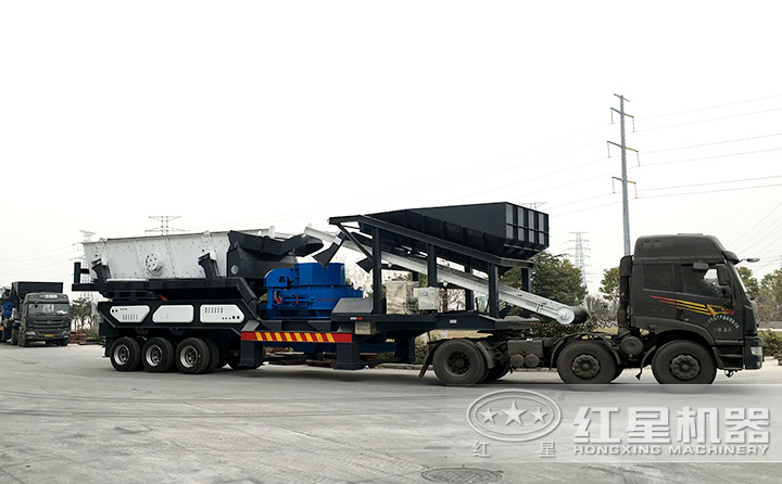 車載時(shí)產(chǎn)300噸鵝卵石移動(dòng)制沙機(jī)上路了，移動(dòng)自由更靈活 