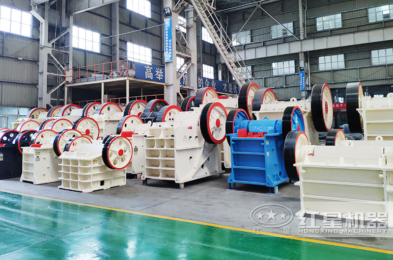 鄂式破碎機(jī)實(shí)拍，粗碎力度強(qiáng)